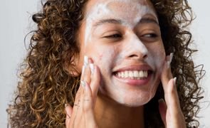 modelo bonita passando sabonete